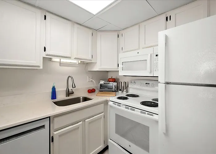 Relax In Charming 2 Bedroom Ocean Front Condo! *