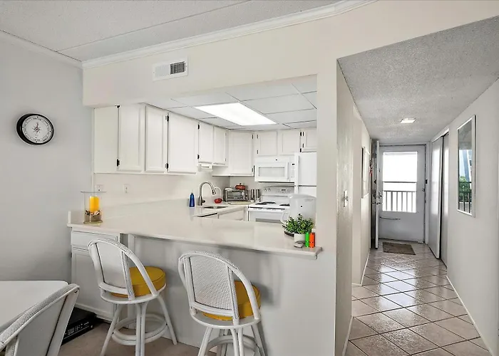 Relax In Charming 2 Bedroom Ocean Front Condo! Holiday home *